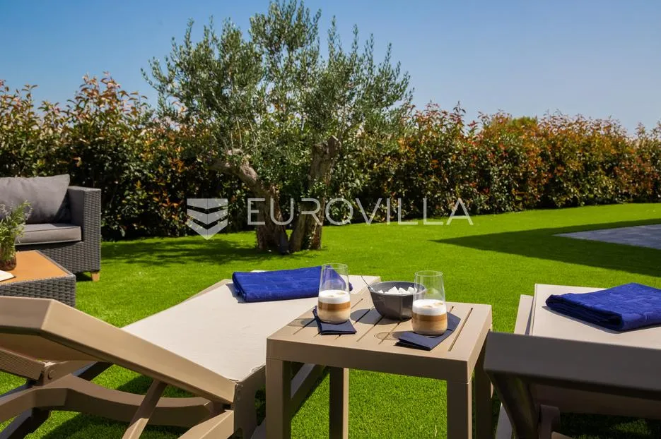 vodice, moderna vila s bazenom i pogledom na more, 332,92 m² - slika 21