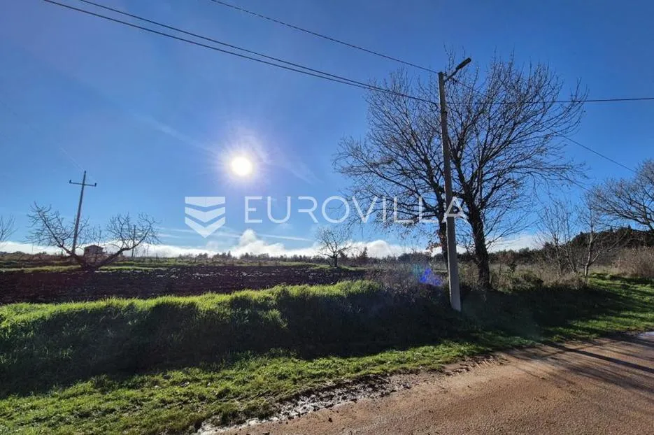 kaštelir, građevinsko zemljište 1180 m² - slika 3