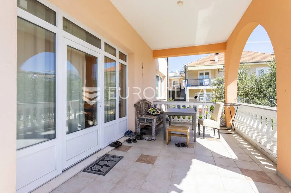 vodice, kuća od 301 m2, turistička zona 250 m od plaže - slika 7