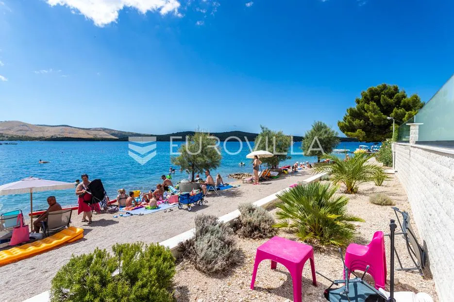 žaborić, prekrasan trosoban stan na samoj plaži, 121,99 m² - slika 23