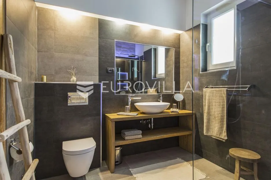 istra, labin, prekrasna vila s pogledom na more prepuna sadržaja - slika 14