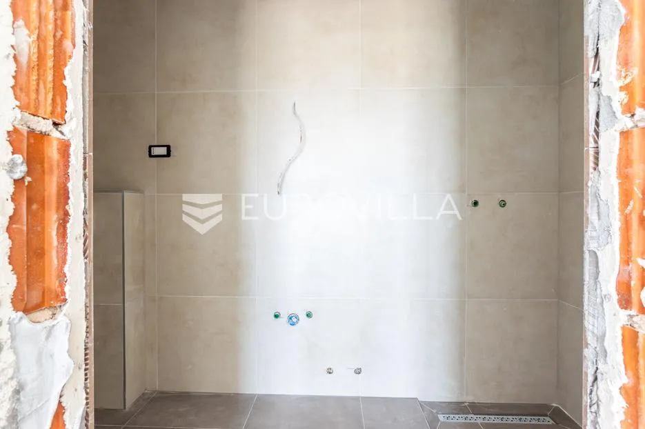 vodice, moderna kuća u nizu s bazenom i privatnim vrtom, c2 - slika 14