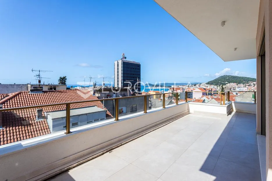 split, prekrasan penthouse s pogledom na more i grad - slika 30