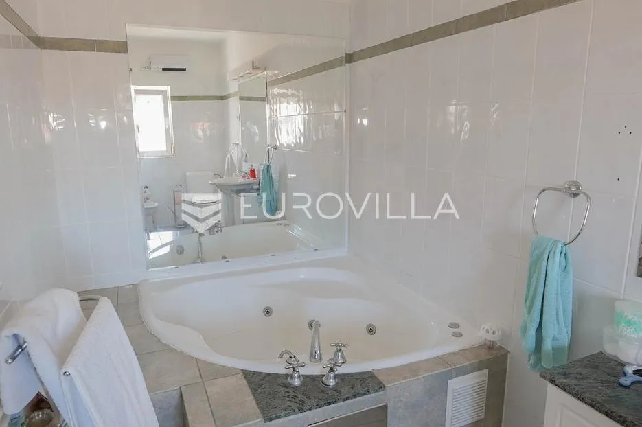 zadar, bokanjac, prostrana kuća površine 376 m² s velikim potencijalom - slika 42