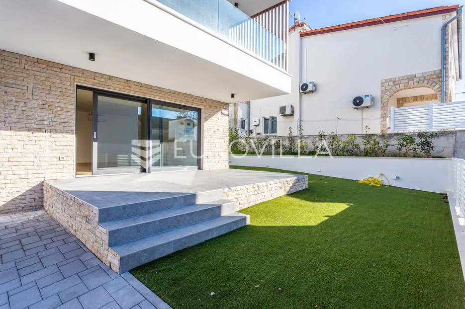 vodice, novogradnja, prostran apartman s dvorištem u centru mjesta, 139,61 m² - slika 15