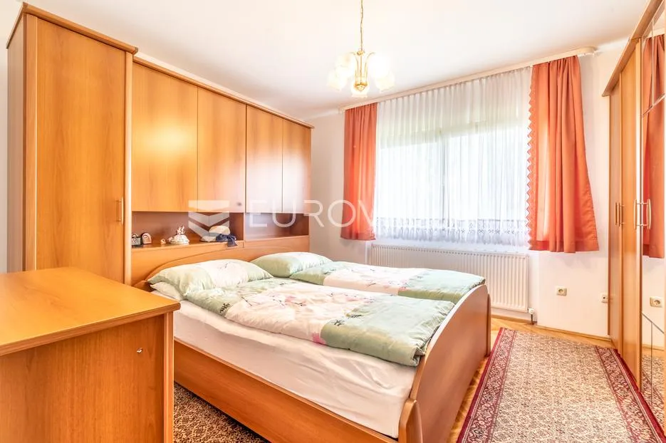 zagreb, sesvetski kraljevec, kvalitetna kuća s dva stana i garažom 390 m2 - slika 7