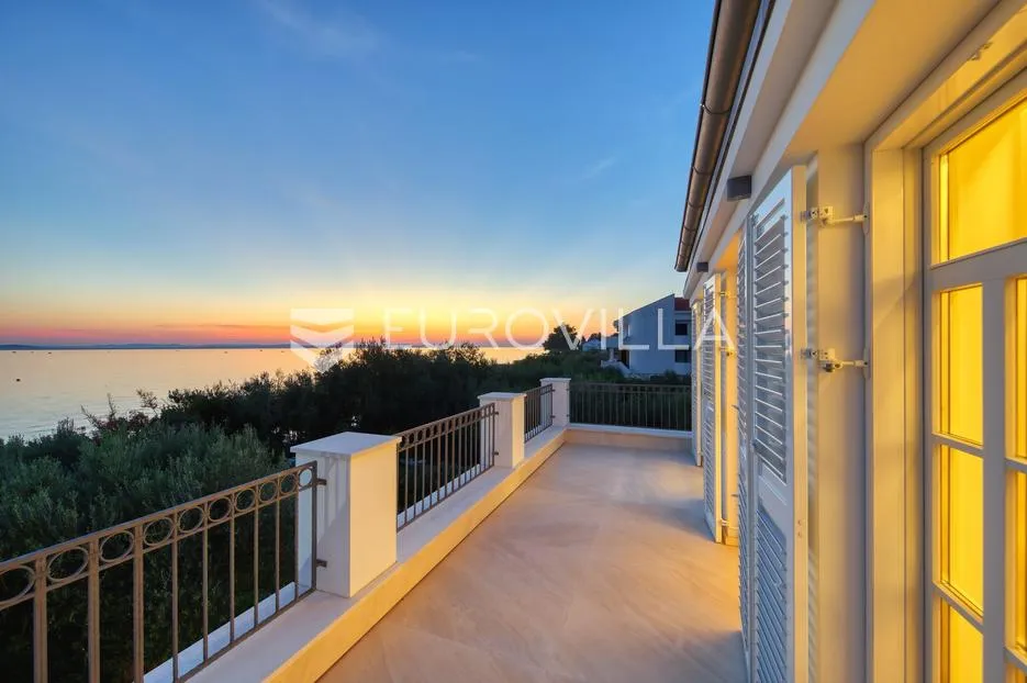 zadar, diklo, moderna i elegantna vila prvi red uz more - slika 21