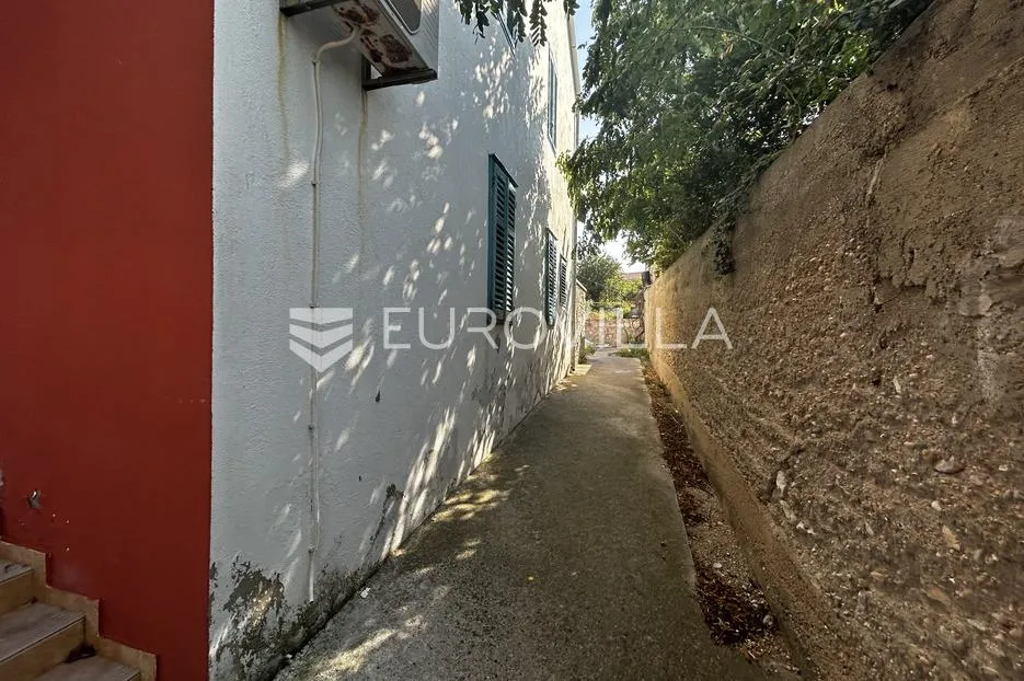 ugljan, preko kuća prvi red do mora s bazenom 250 m² za adaptaciju - slika 14
