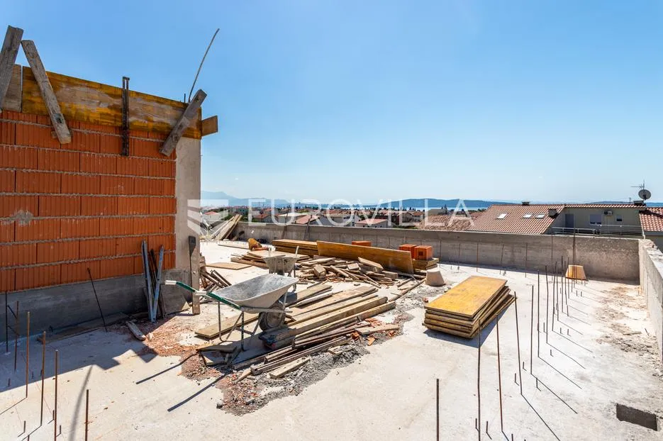 kaštel lukšić, trosoban penthouse s krovnom terasom i dva parkirna mjesta - slika 44