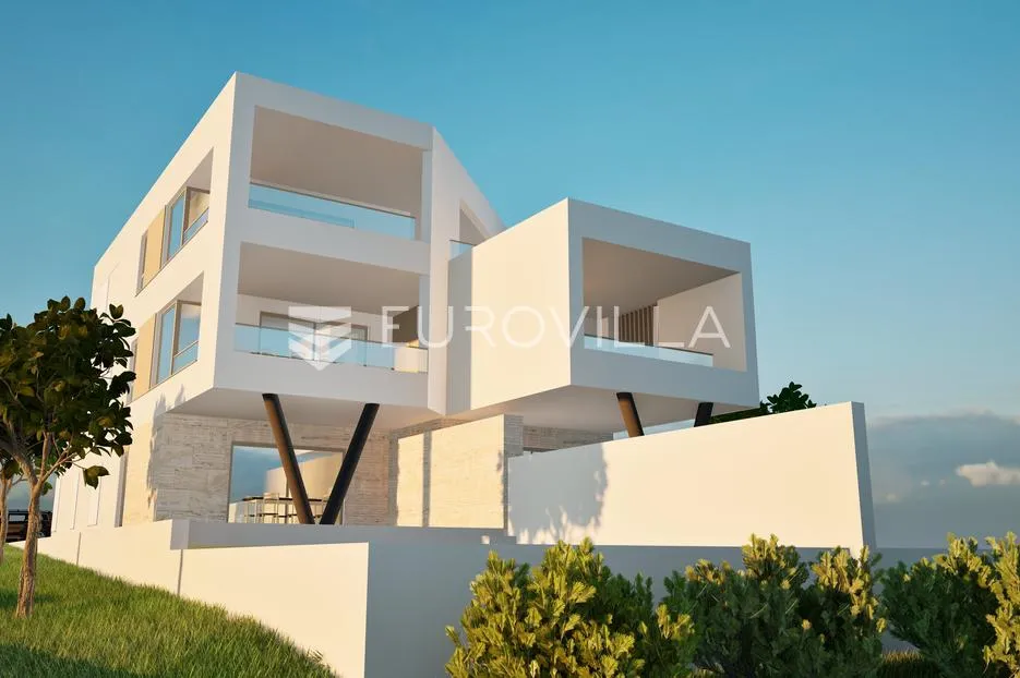 Vodice, prostran dvosoban stan s bazenom i dvorištem, 125,91 m²