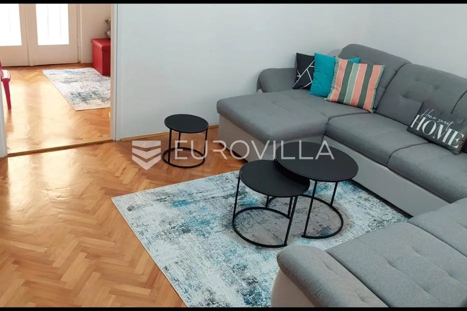 senj, dvosobni stan od 57 m² u strogom centru - slika 2
