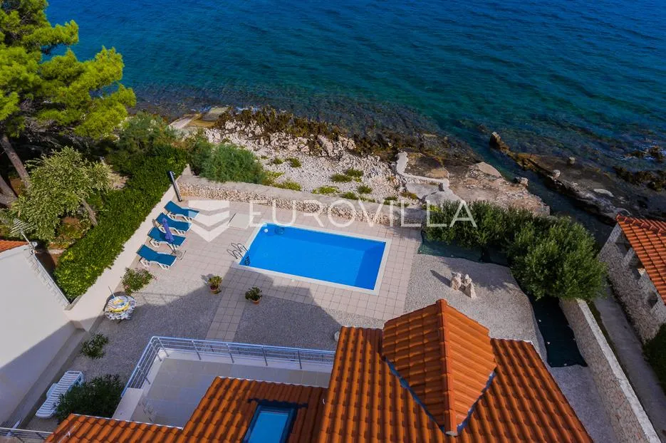 brač, splitska, vila s bazenom prvi red uz more, 180 m² - slika 5