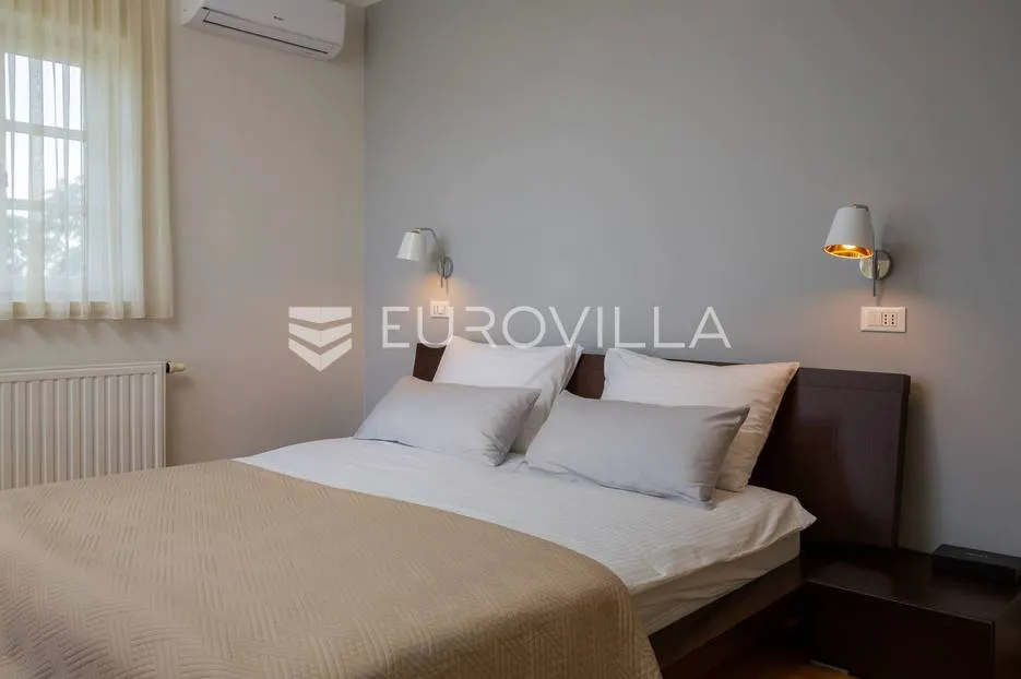 vodice, mediteranska vila s uređenim vrtom, bazenom i pogledom na more - slika 17