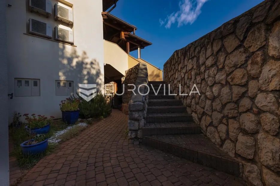 krk, malinska, trosoban stan 72 m² s privatnom okućnicom od 96 m² i parkingom - slika 22
