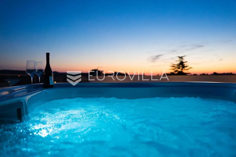 zadar, sveti filip i jakov, luksuzni dvoetažni penthouse s jacuzzijem, 2. red do mora - slika 23