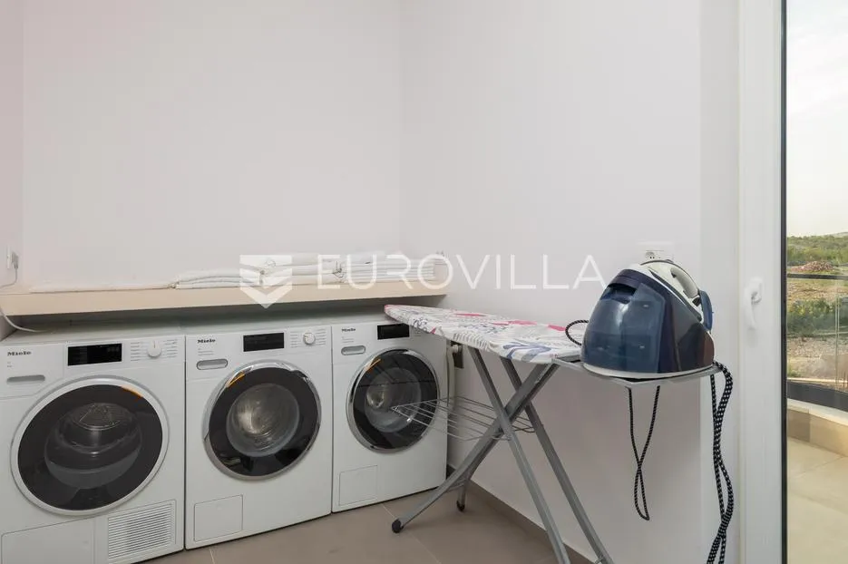 vodice, moderna vila s bazenom i pogledom na more, 332,92 m² - slika 26