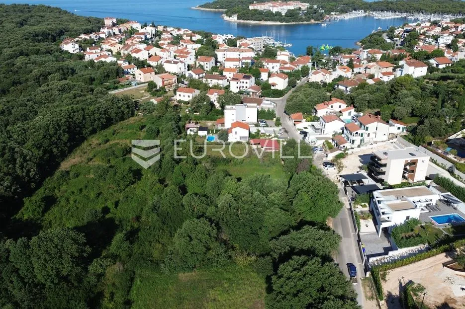pula, pješčana uvala, lijepa građevinska parcela 757 m² okružena zelenilom, 350 m od mora - slika 7