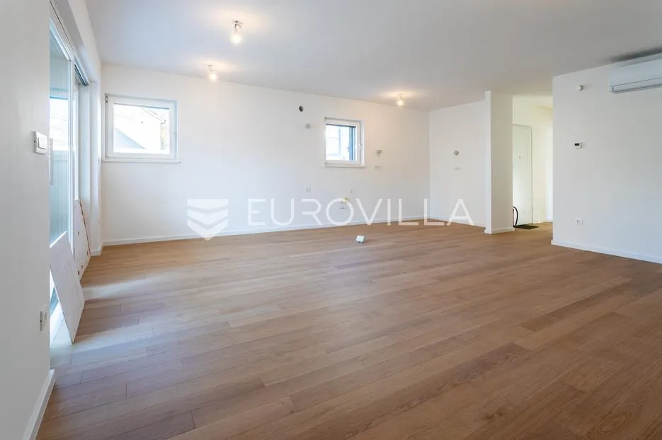 vodice, novogradnja, prostran apartman s dvorištem u centru mjesta, 146,06 m² - slika 2