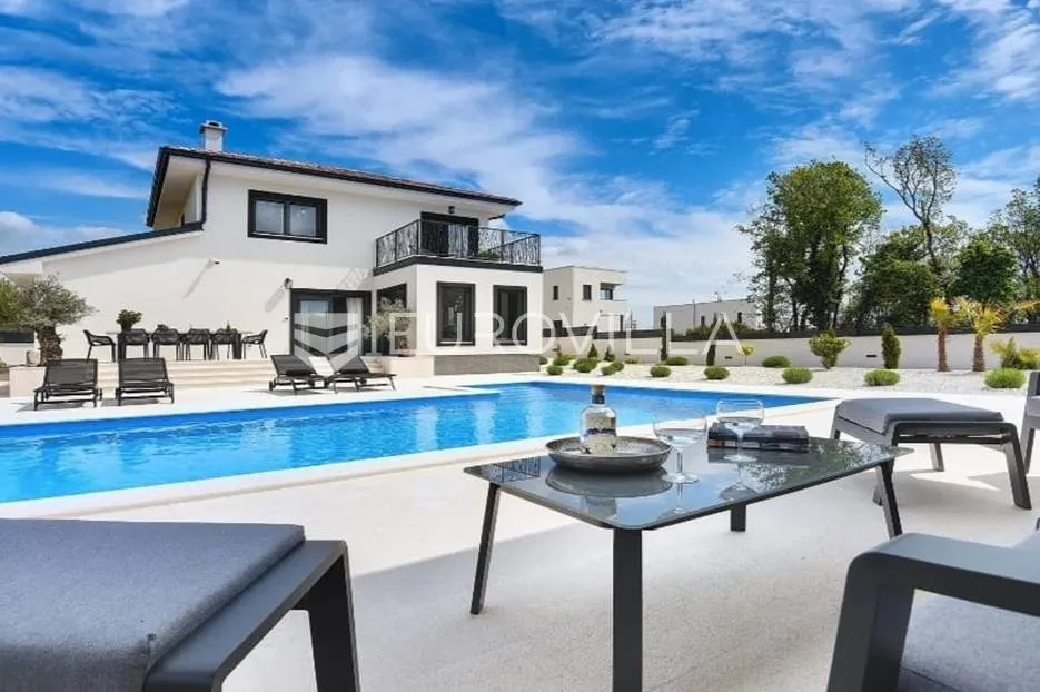 istra, krnica, prekrasna moderna vila od 135 m² na velikoj uređenoj okućnici - slika 2