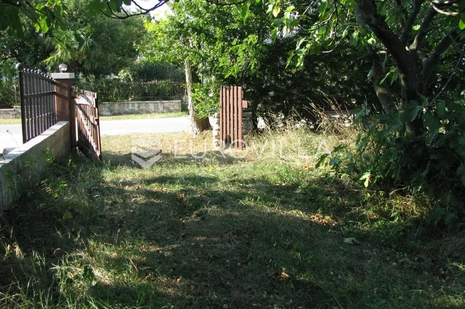 Istra, Barban, građevinsko zemljište 1329 m² u centru mjesta, PRILIKA