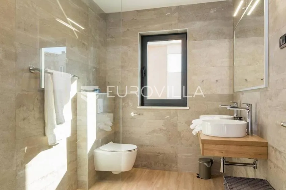istra, ližnjan, vila 294 m2 s grijanim bazenom i uređenom okućnicom - slika 17