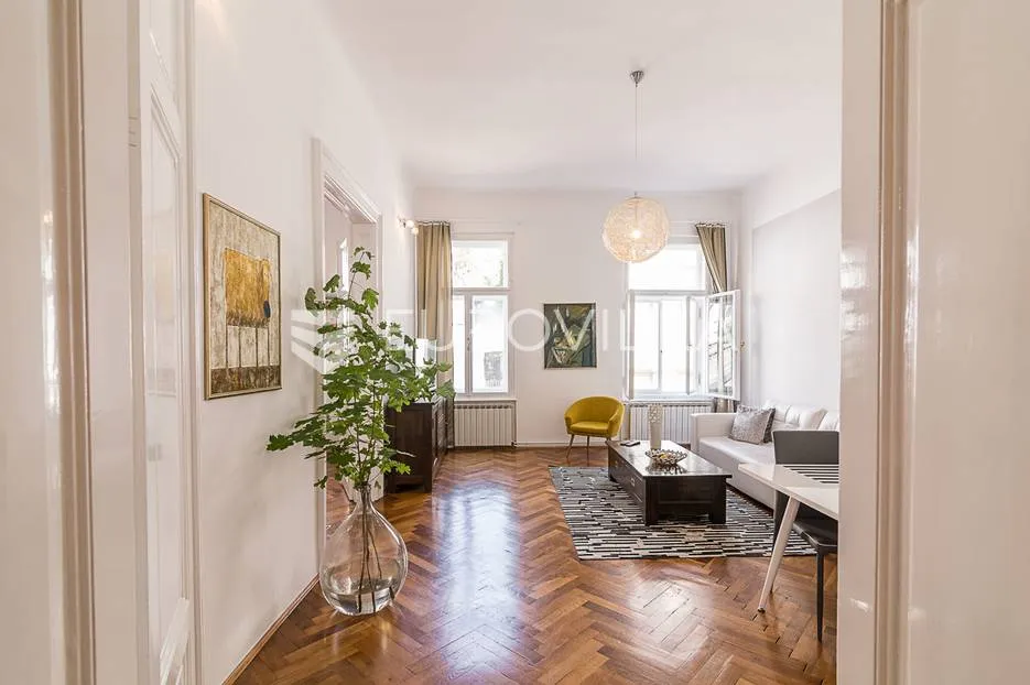 Strogi centar pješačka zona trosoban stan 86 m² - Donji grad