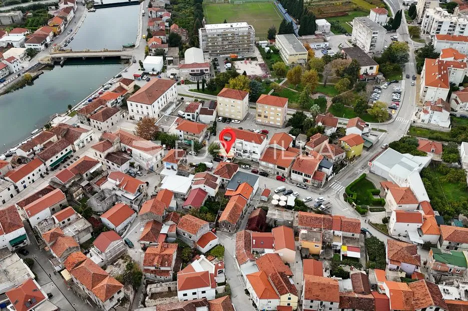 Opuzen, centar, poslovni prostor 64 m²