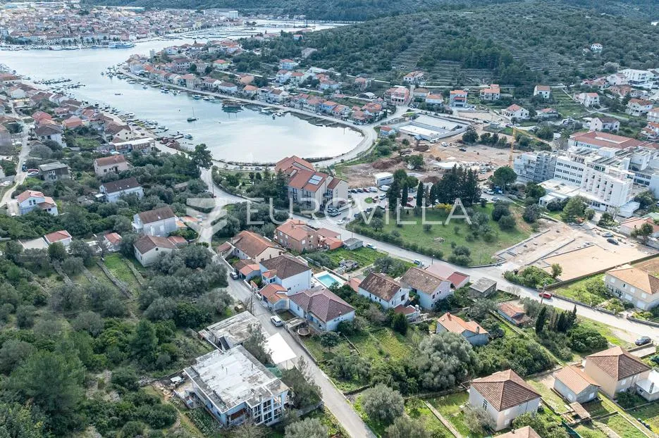 otok korčula, vela luka, građevinsko zemljište u centru mjesta - slika 1