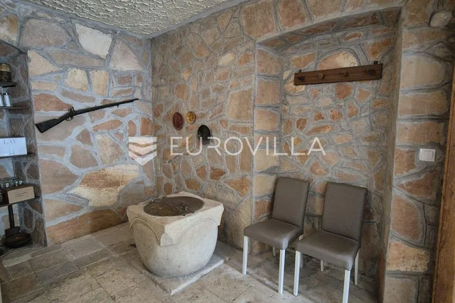 brač, milna, dvojna kamena kuća s uhodanim restoranom, prvi red do mora - slika 7