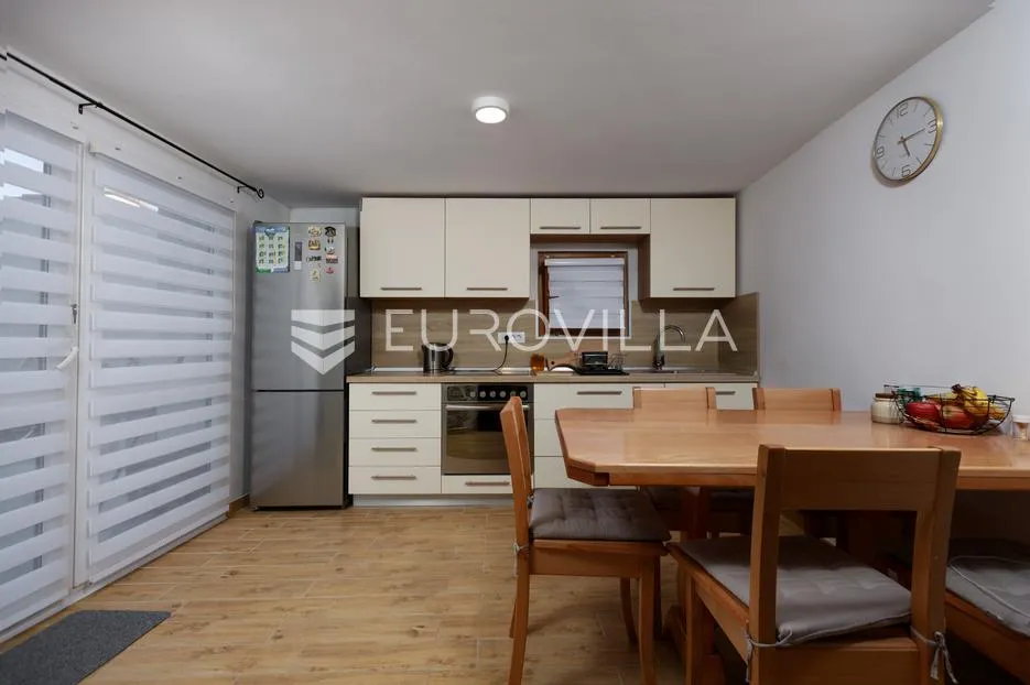 Krk, Malinska, šarmantna kuća u nizu od 100 m² s dodatnim studiom apartmanom - Milovčići, Malinska-Dubašnica