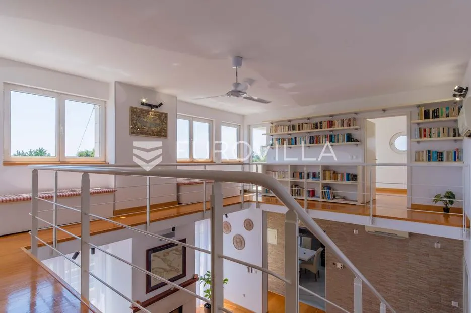 istra, poreč, unikatna dizajnerska vila s dodatnim apartmanom, wellnessom i grijanim bazenom - slika 25