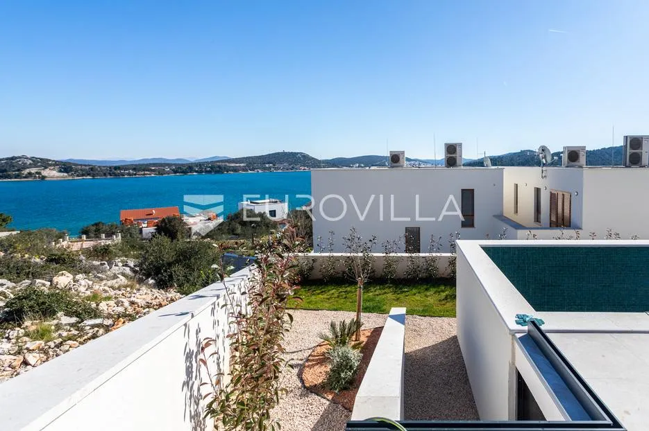 otok murter, betina, prekrasna villa s bazenom - slika 30