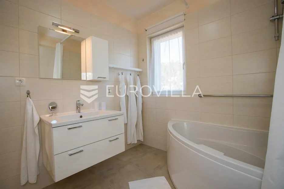 rab, barbat, dvosoban stan s pogledom na more, 200 m od mora 105 m² - slika 11