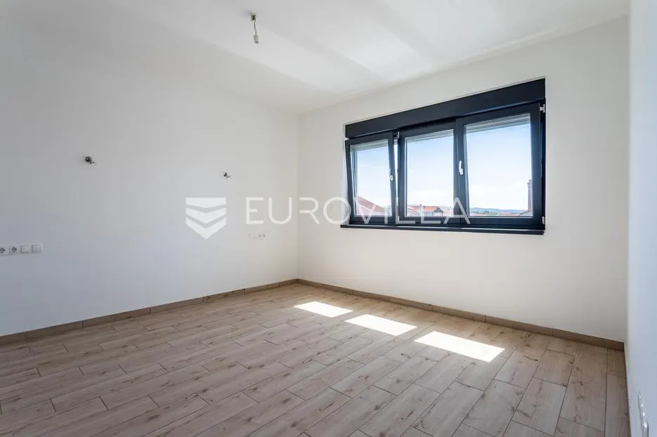 vodice, prostran penthouse s krovnom terasom, 168,79 m² - slika 5