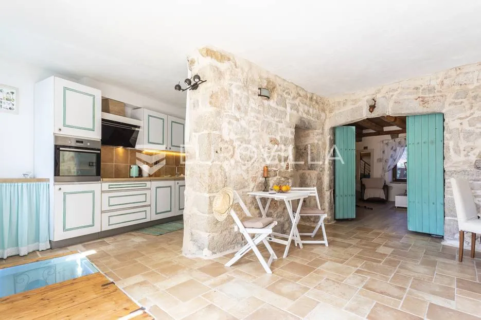 hvar, vrbanj, renovirana kamena kuća - slika 3