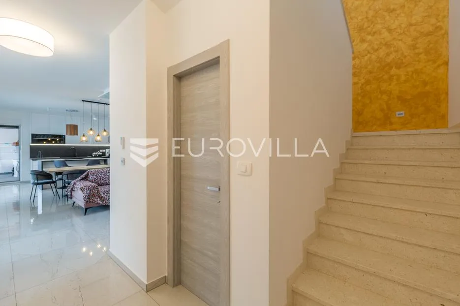 istra, svetvinčenat, moderna samostojeća kuća 155 m² s grijanim bazenom 32 m² - slika 18