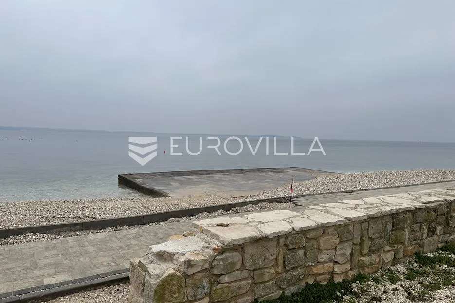 Istra, poljoprivredno zemljište 4400 m², prvi red do mora, legalizirani objekt - Peroj, Vodnjan