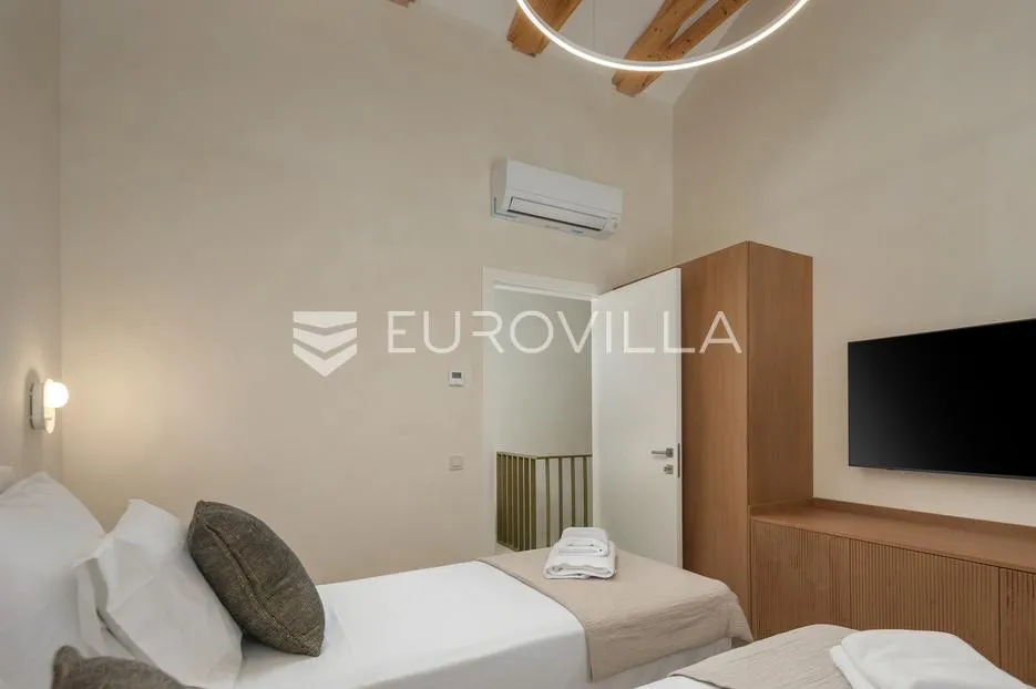 istra, labin, vrhunska moderna villa a, grijani bazen 48 m², 2710 m² uređene okućnice - slika 39