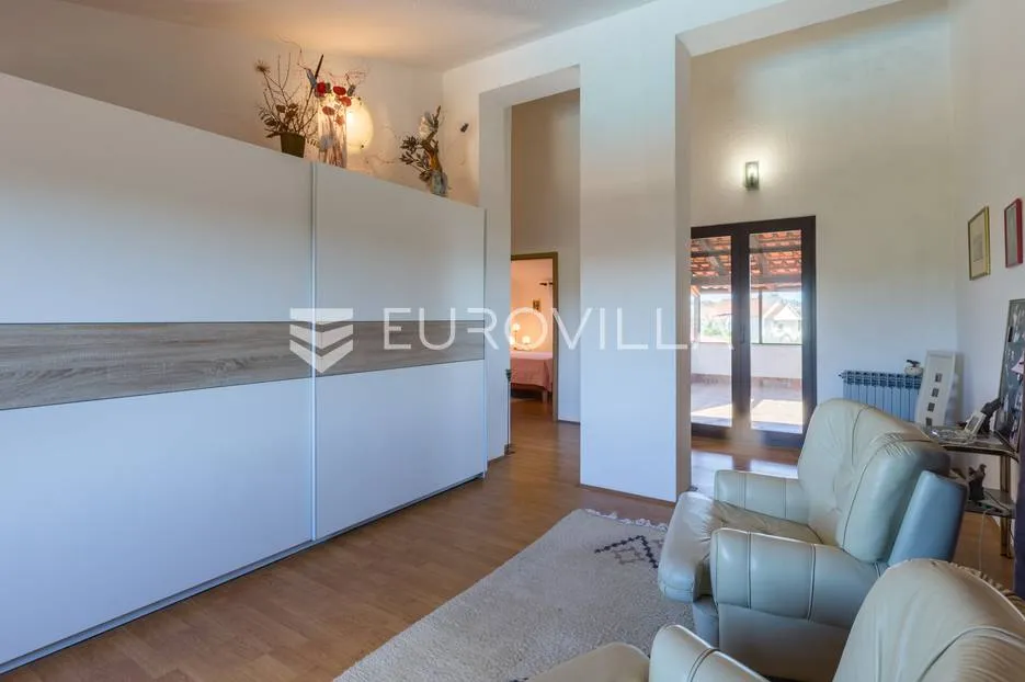pula, veli vrh, vila s 4 odvojena apartmana, bazenom i velikom okućnicom - slika 27