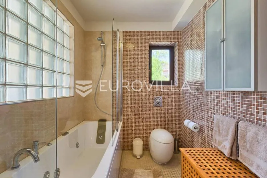 pula, prekrasna villa s najboljom pozicijom - prvi red do mora - slika 18