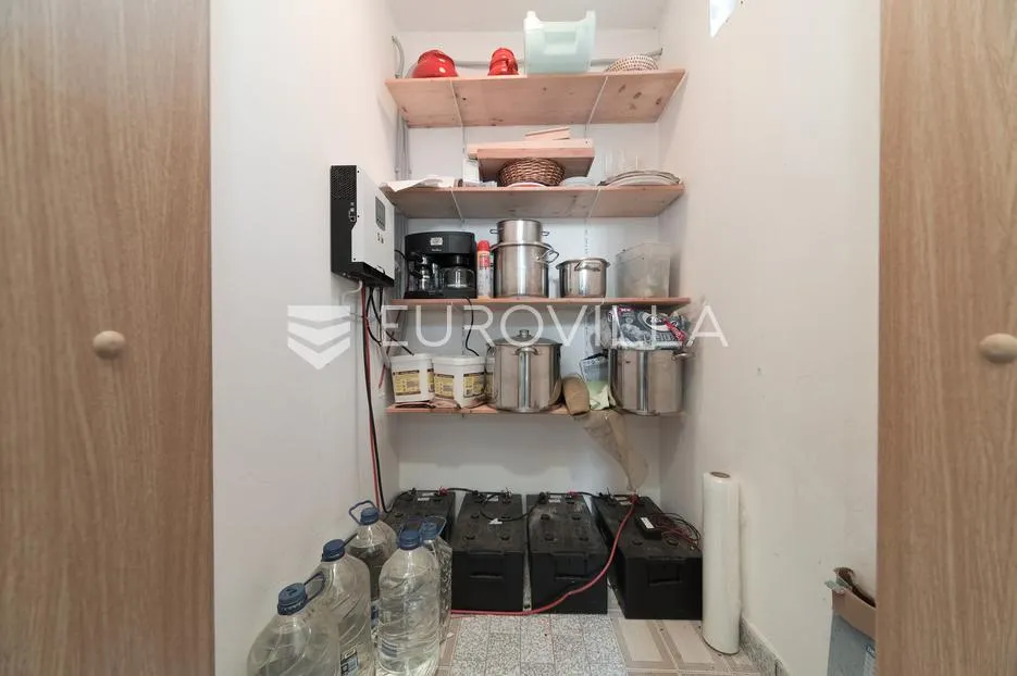 osijek, bijelo brdo, prodaje se vikendica sa vinskim podrumom i uređenom konobom - slika 15