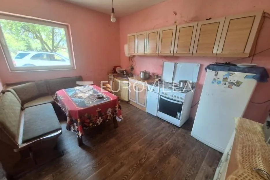 plaški, kuća 320 m², energetski obnovljena, mirna lokacija - slika 6