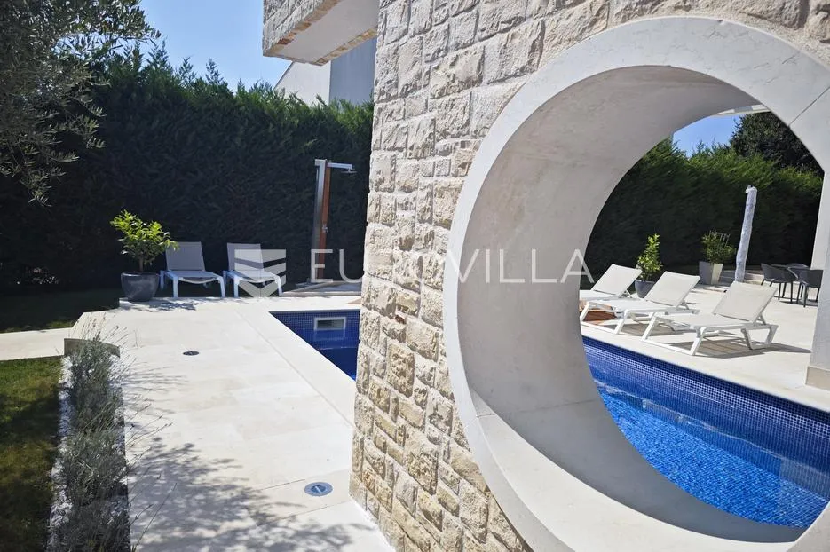 istra, vabriga: luksuzna nova vila s bazenom, pogledom na more i smart home sustavom - slika 5