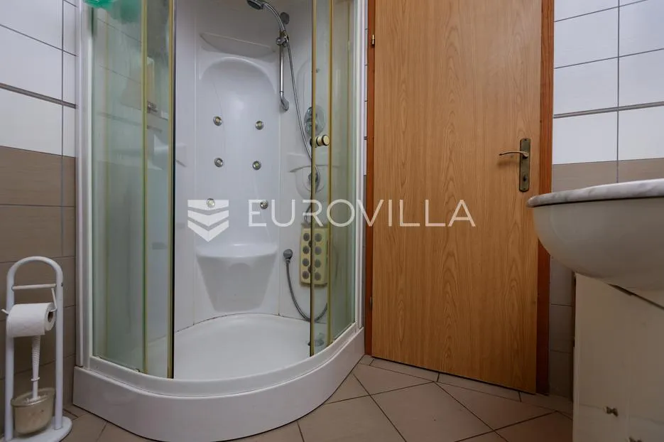 krk, malinska, trosoban stan 72 m² s privatnom okućnicom od 96 m² i parkingom - slika 17