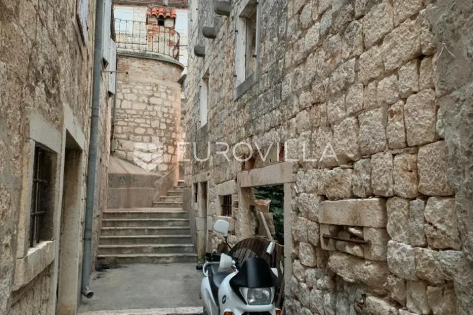 brač, milna, kamena kuća za potpunu renovaciju u centru mjesta - slika 5