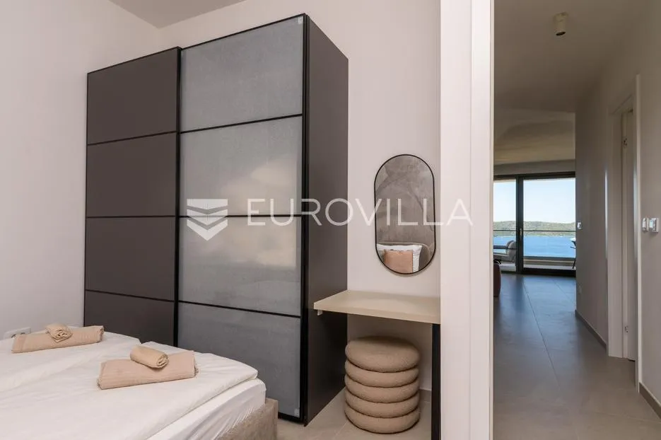 trogir, čiovo, luksuzan penthouse sa krovnom terasom i bazenom - slika 18