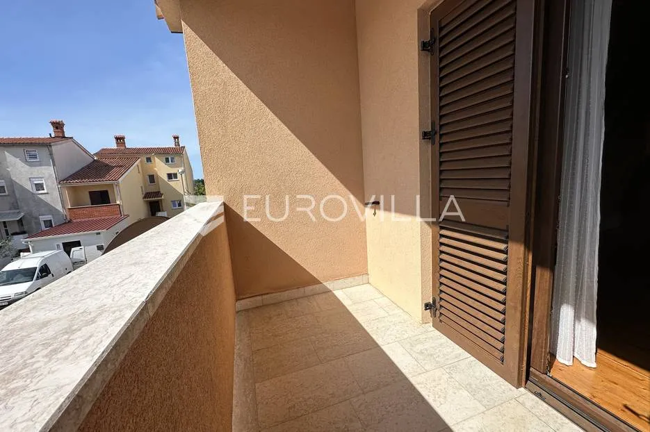 štinjan, prekrasna kuća u nizu s vrtom i pogledom more 300 m² - slika 42