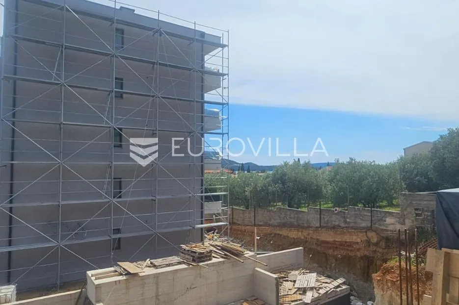trogir, seget komforan stan 95,70 m² na prizemlju novogradnje s garažom i liftom - slika 3