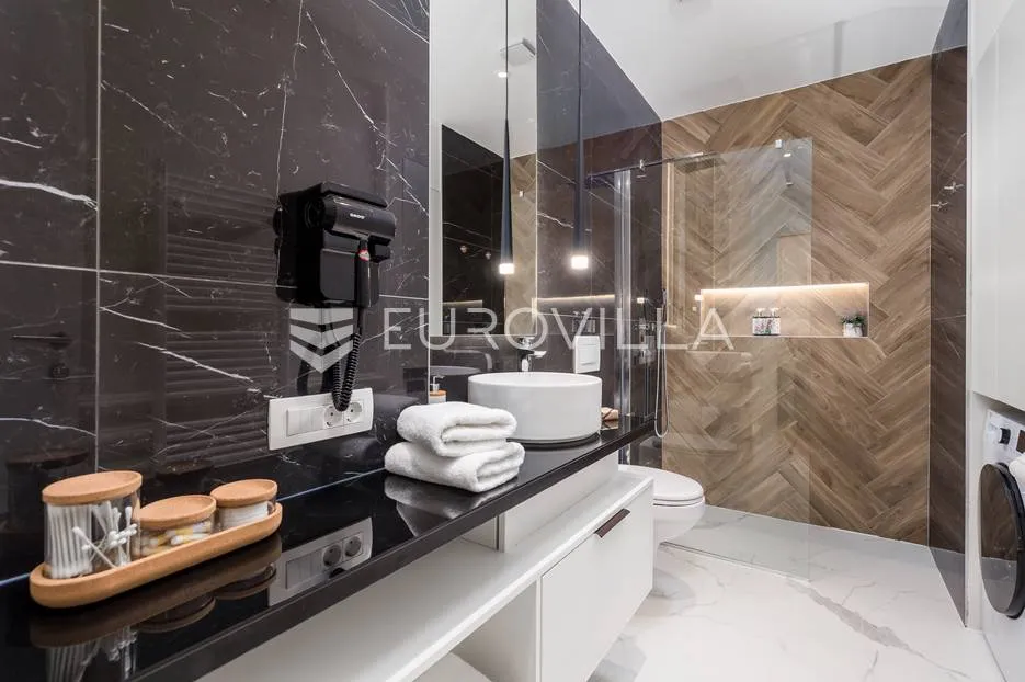 rijeka, centar, novouređen luksuzan stan 104 m² s tri apartmana - slika 8
