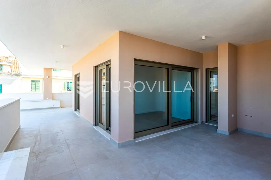 split, prekrasan penthouse s pogledom na more i grad - slika 36